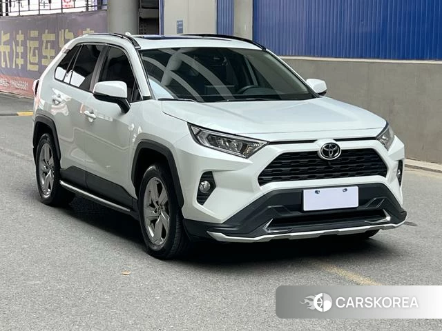 Toyota RAV4 2021 Белый из Китая