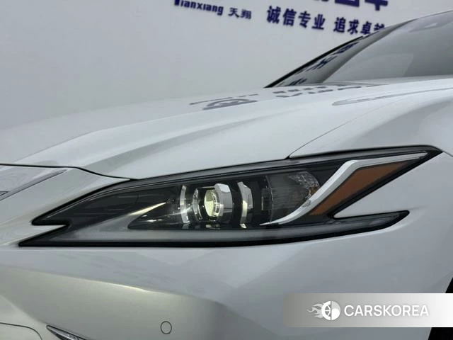 Lexus ES 2024 Белый из Китая