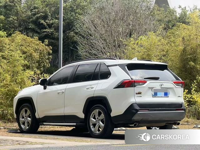 Toyota RAV4 2021 Белый из Китая