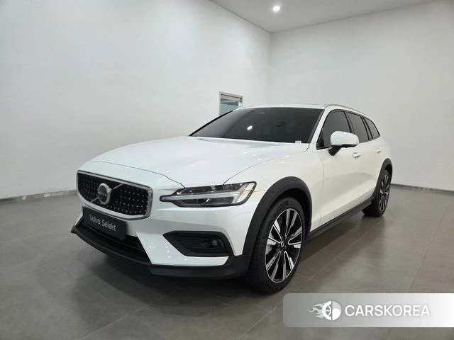 Volvo V60 Cross-Country 2nd Generation 2026 Белый из Кореи