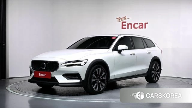Volvo V60 Cross-Country 2nd Generation 2024 Белый из Кореи