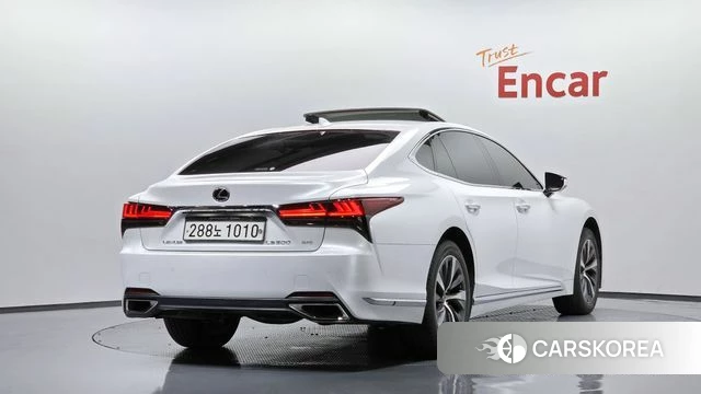 Lexus LS500 5th generation 2022 Белый из Кореи
