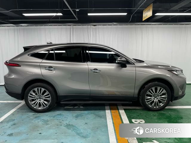 Toyota Harrier 2026 Серебристо-серый из Китая