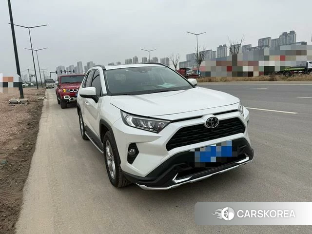 Toyota RAV4 2021 Белый из Китая