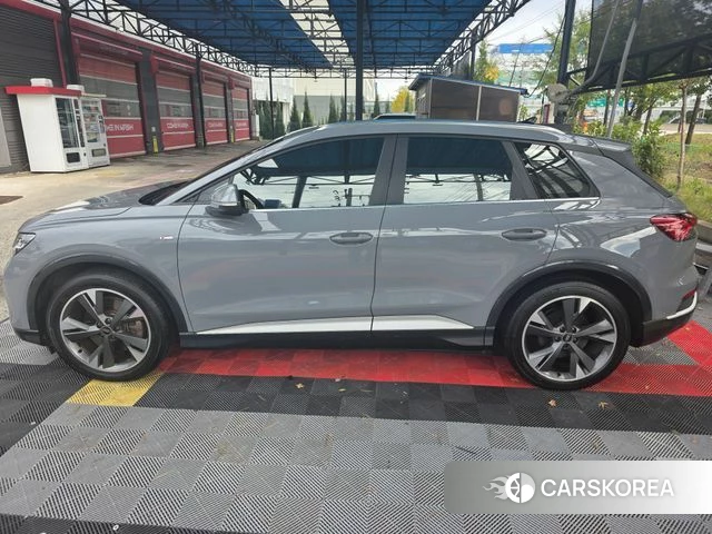 Audi Q4 e-Tron (F4) 2022 Небесно-голубой из Кореи