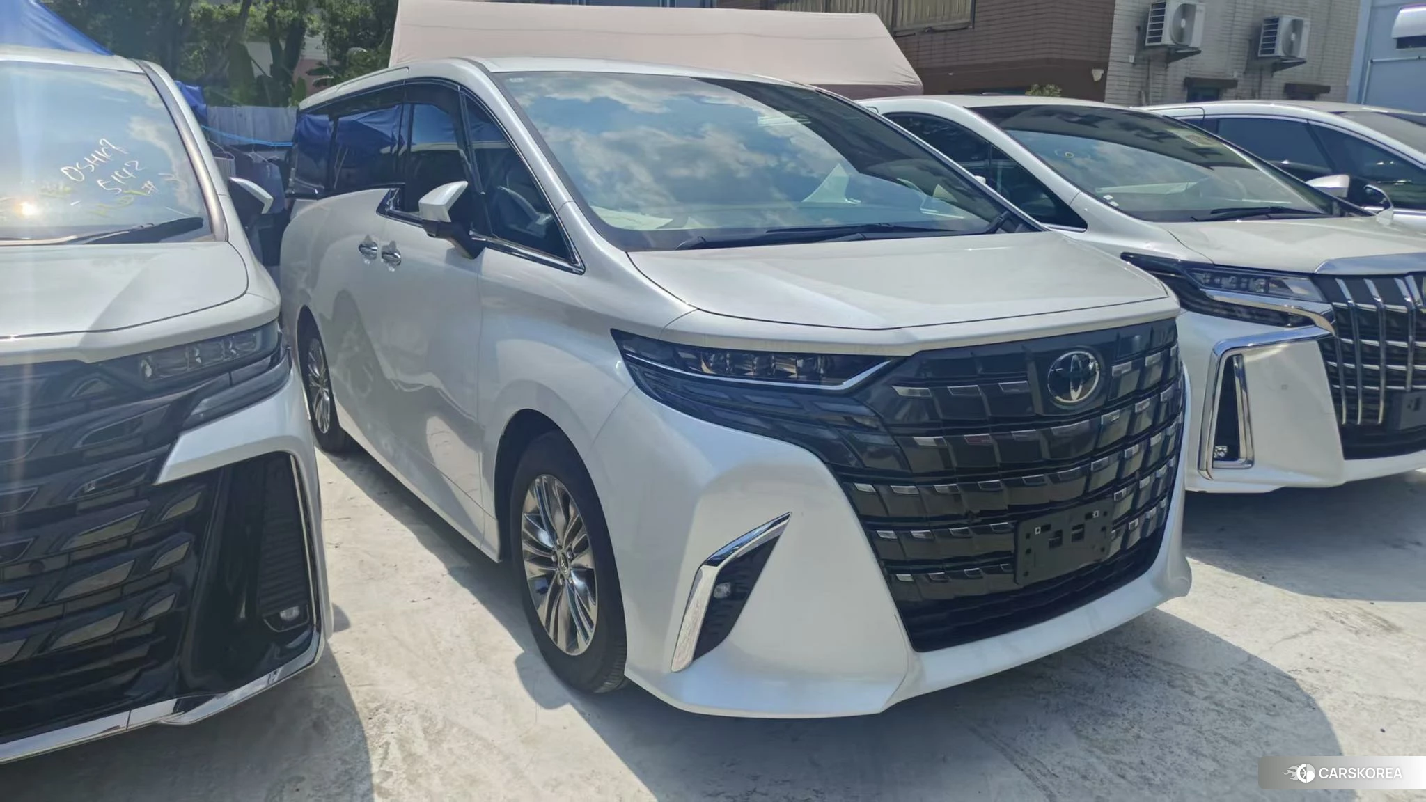 Toyota Alphard 2023 Белый из Китая
