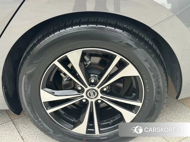 Nissan Sylphy 2023 Серебристо-серый из Китая