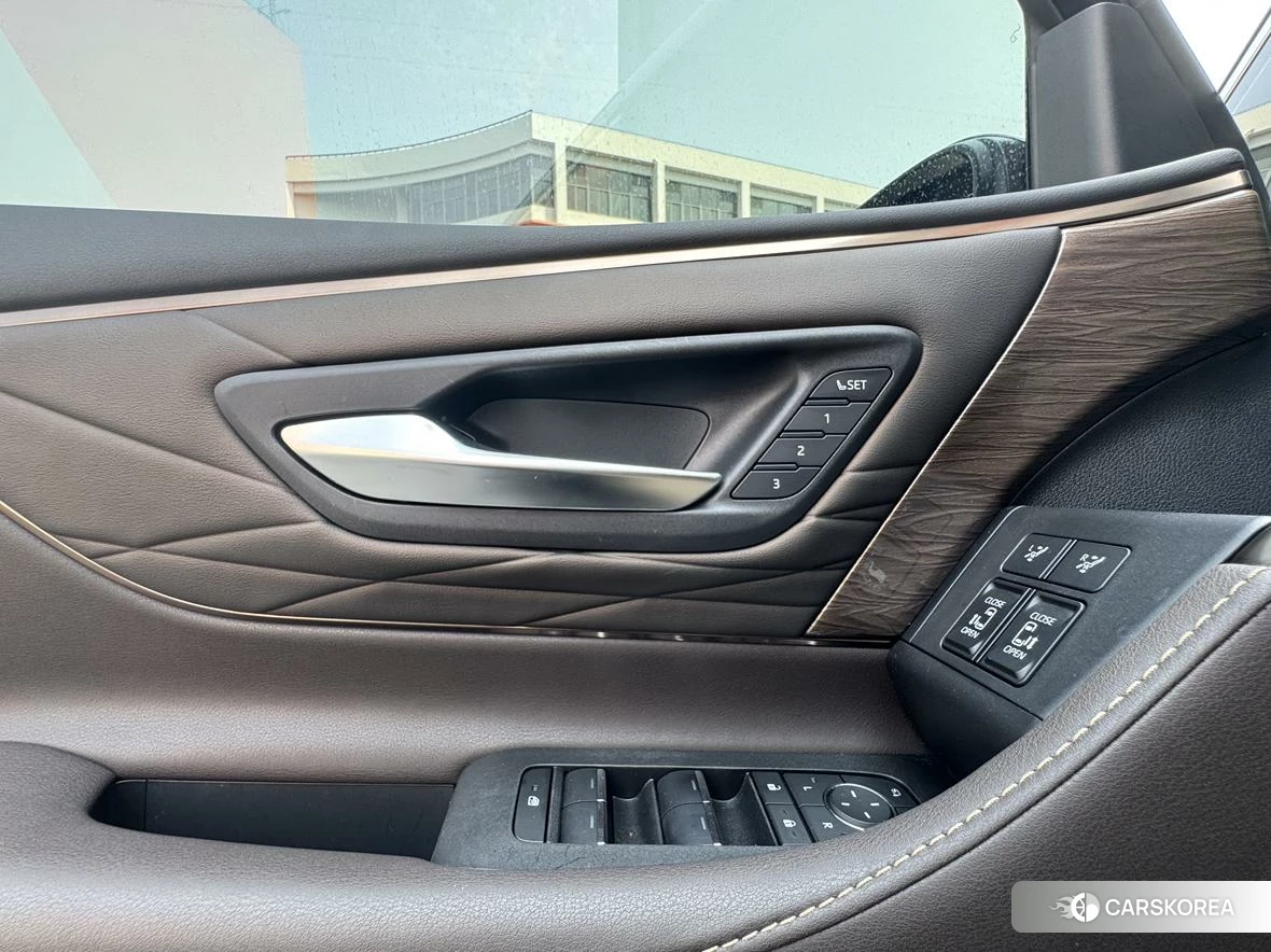 Toyota Alphard 2023 Черный из Китая