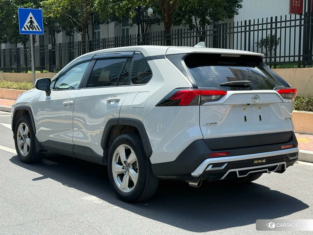 Toyota RAV4 2021 Белый из Китая