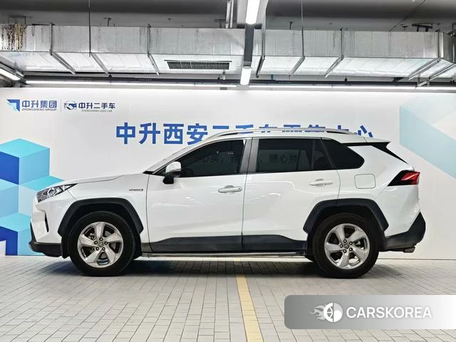 Toyota RAV4 2021 Белый из Китая
