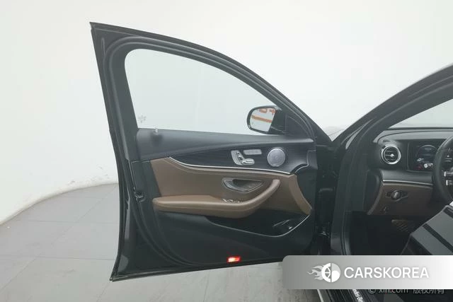 Mercedes-Benz E-Class 2021 Черный из Китая