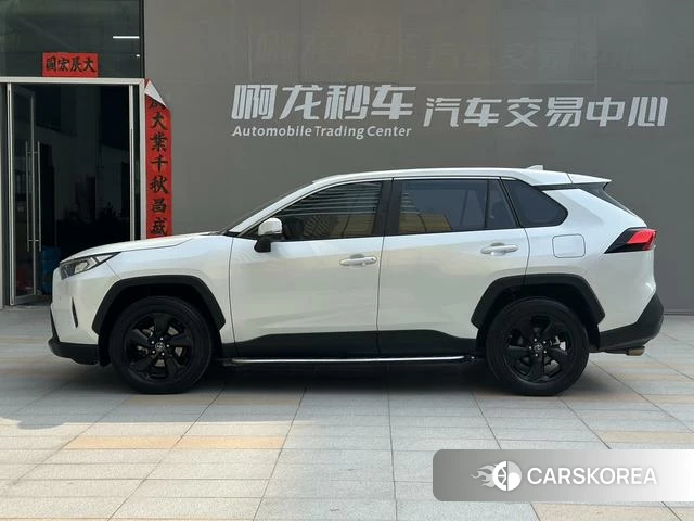 Toyota RAV4 2022 Белый из Китая