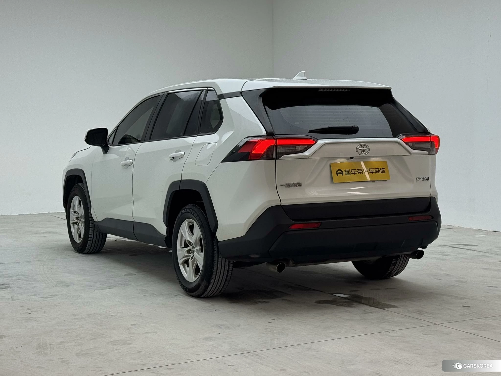 Toyota RAV4 2021 Белый из Китая