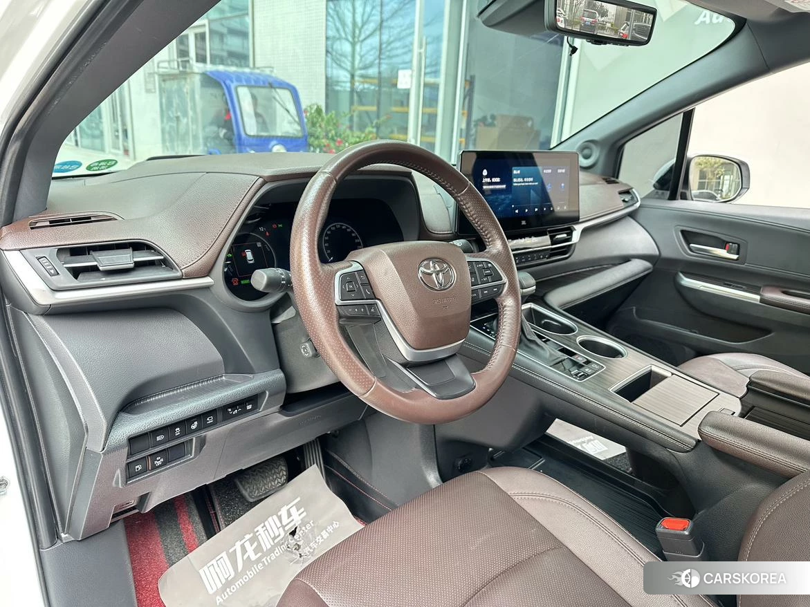 Toyota Sienna 2021 Белый из Китая