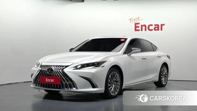 Lexus ES300h 7th generation 2025 Белый из Кореи