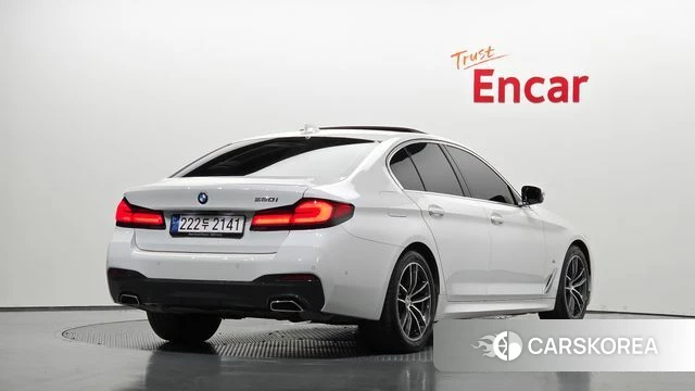 BMW 5 Series (G30) 2023 Белый из Кореи, фото 2