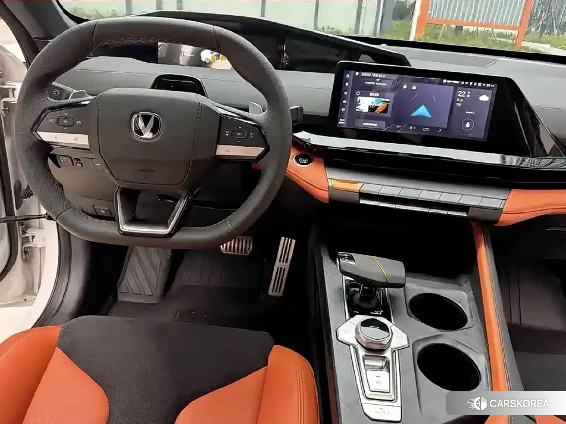 Chang'an UNI-V 2023 Белый из Китая