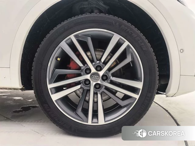 Audi Q5L 2021 Белый из Китая