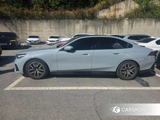 BMW 5 Series (G60) 2025 Цвет галактики из Кореи