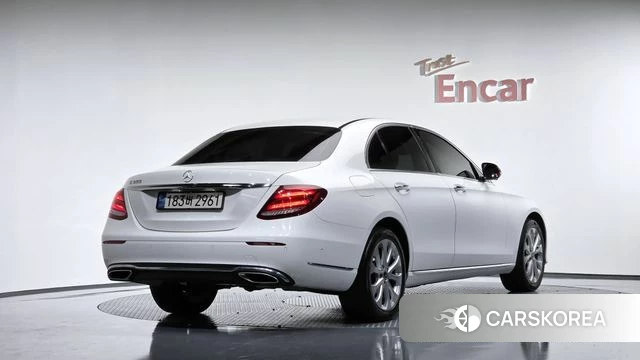 Mercedes-Benz E-Class W213 2018 Белый из Кореи