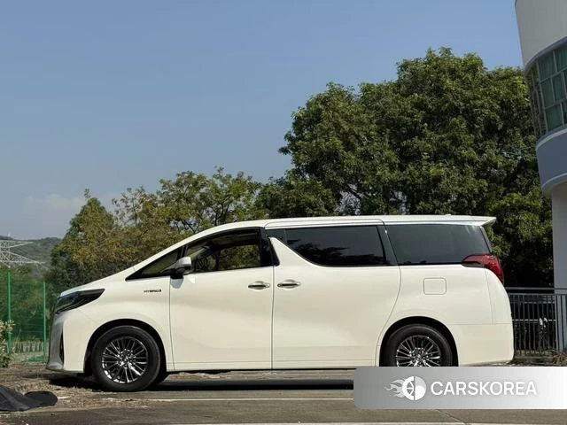 Toyota Alphard 2021 Белый из Китая