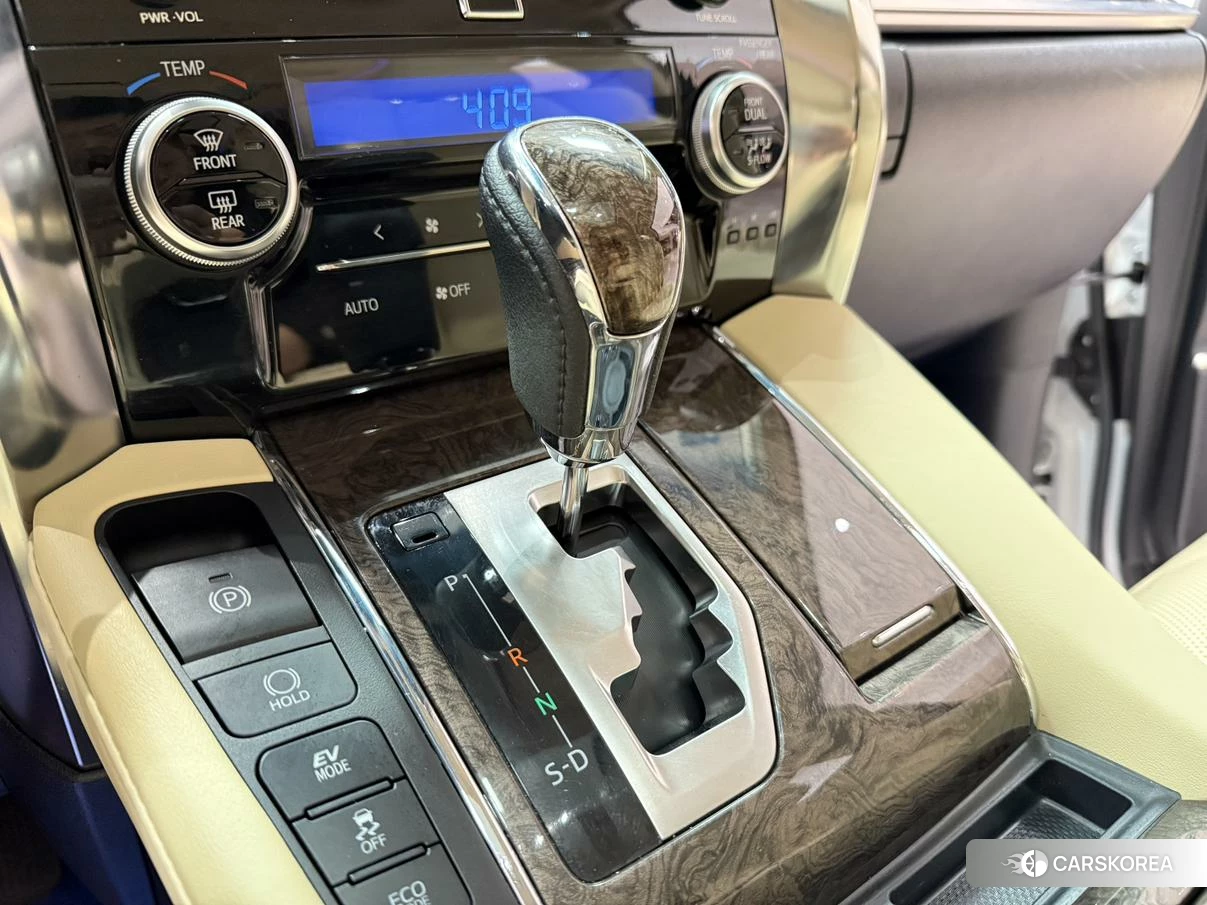 Toyota Alphard 2021 Белый из Китая