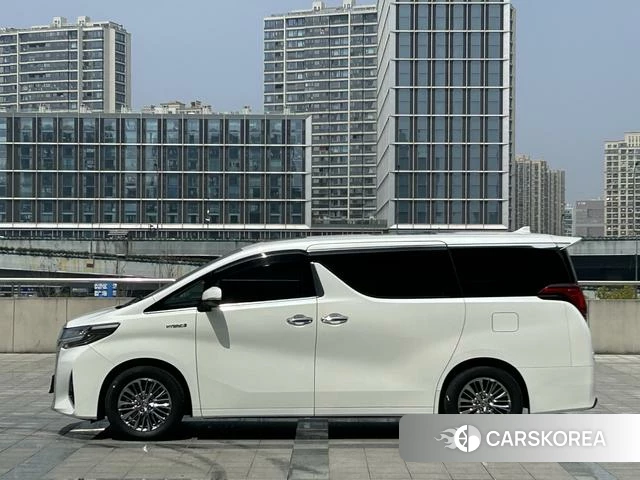 Toyota Alphard 2022 Белый из Китая
