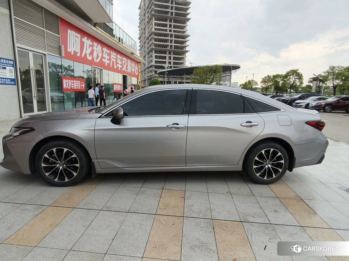 Toyota Avalon 2022 Серебристо-серый из Китая