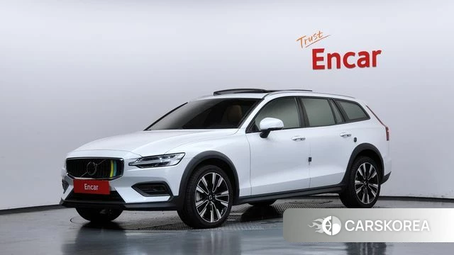 Volvo V60 Cross-Country 2nd Generation 2023 Белый из Кореи