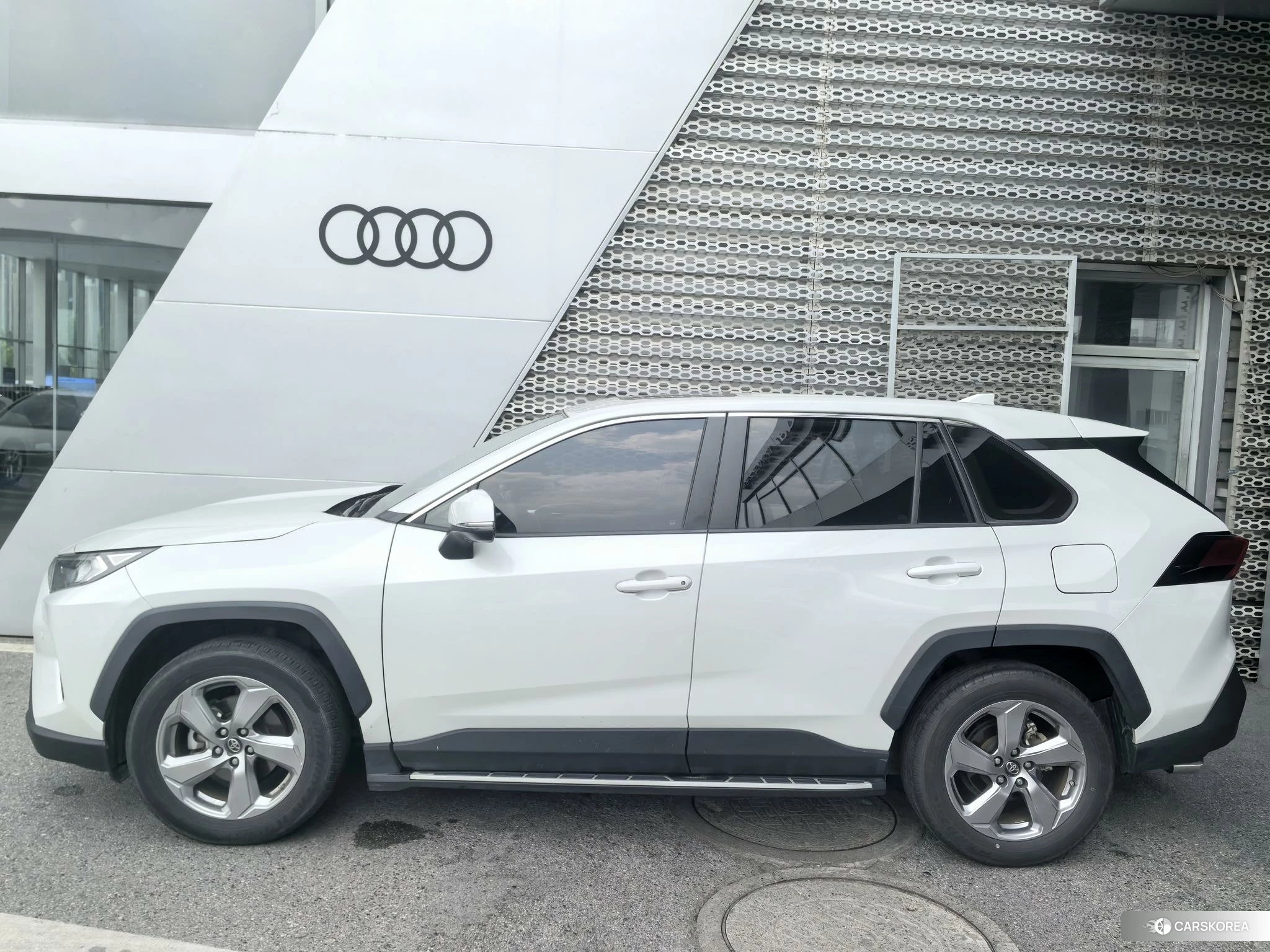 Toyota RAV4 2021 Белый из Китая