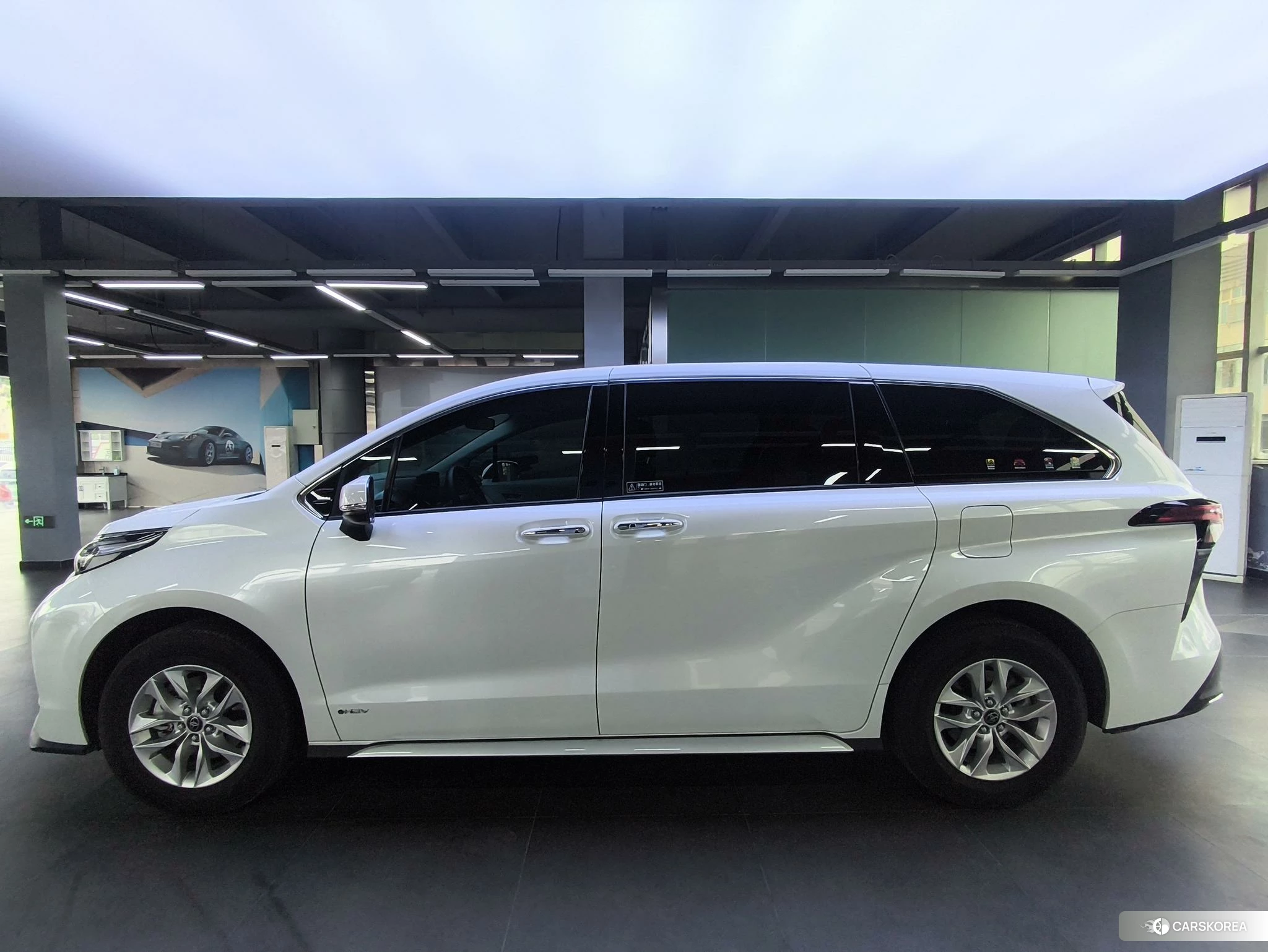 Toyota Granvia 2024 Белый из Китая