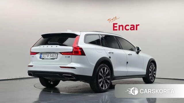 Volvo V60 Cross-Country 2nd Generation 2022 Белый из Кореи