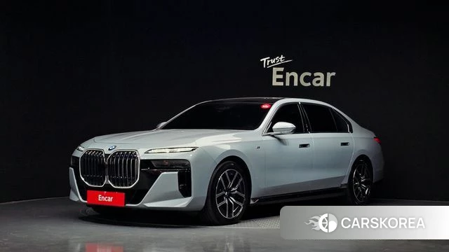 BMW 7 Series (G70) 2024 Светло-серебряный цвет из Кореи