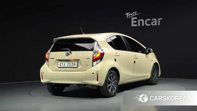 Toyota Prius C 2019 Жемчужный цвет из Кореи