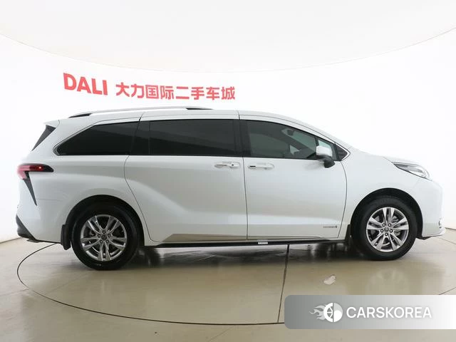 Toyota Sienna 2022 Белый из Китая