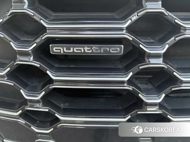 Audi Q5L 2023 Темно-серый из Китая