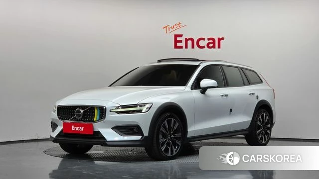 Volvo V60 Cross-Country 2nd Generation 2023 Белый из Кореи