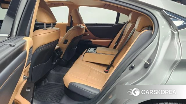 Lexus ES300h 7th generation 2024 Серебристо-серый из Кореи, фото 2