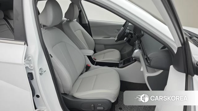 Hyundai Kona (SX2) 2024 Белый из Кореи, фото 2