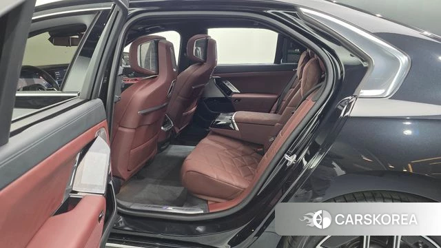 BMW 7 Series (G70) 2024 Черный из Кореи, фото 2