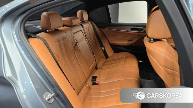 BMW 5 Series (G30) 2018 Серебристо-серый из Кореи, фото 2