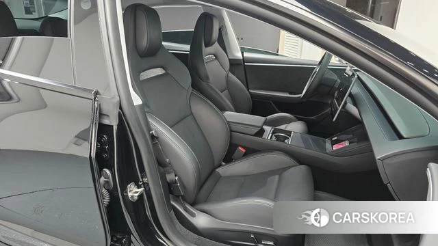 Tesla Model 3 2024 Черный из Кореи, фото 2