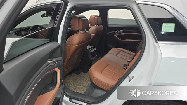 Audi e-Tron 2022 Белый из Кореи, фото 2