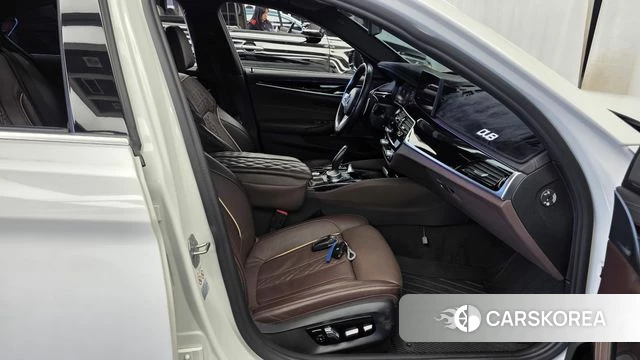 BMW 5 Series (G30) 2022 Белый из Кореи, фото 2