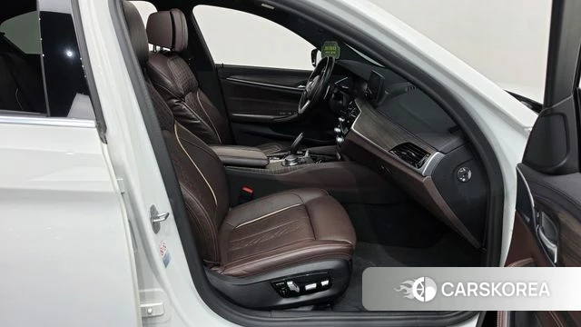 BMW 5 Series (G30) 2020 Белый из Кореи, фото 2