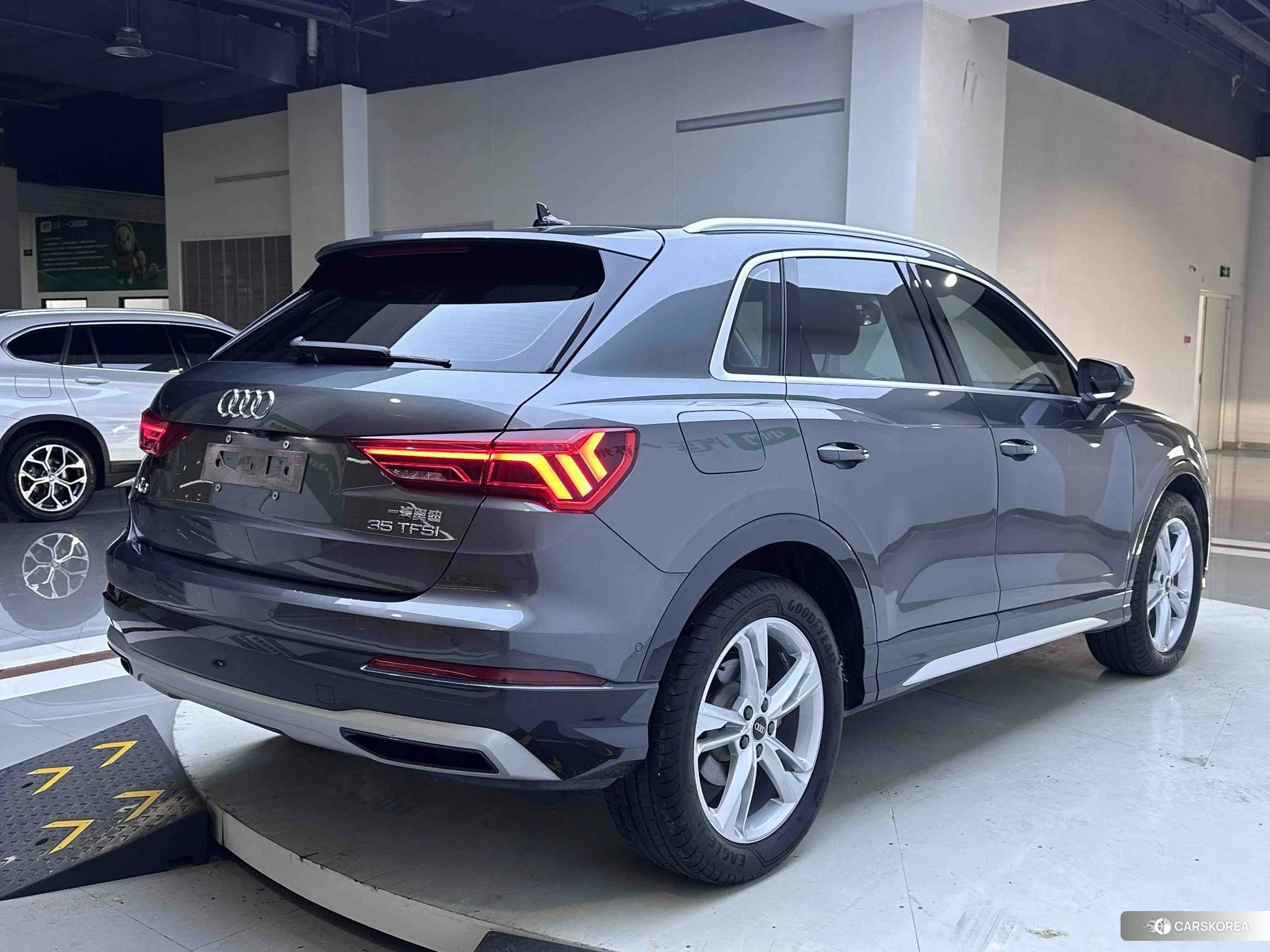 Audi Q3 2021 Темно-серый из Китая, фото 2