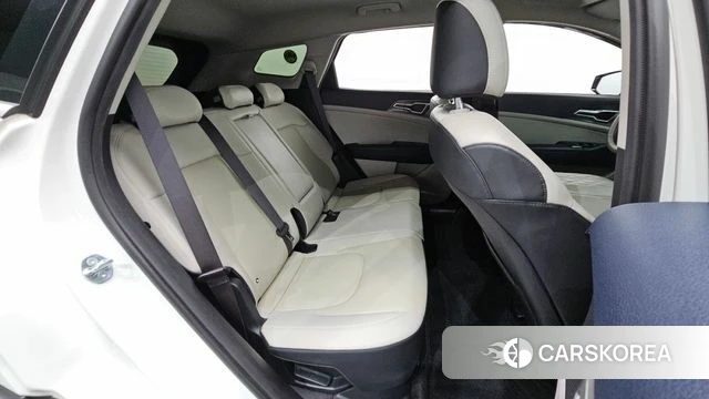 Kia Sportage 5th Generation Hybrid 2023 Белый из Кореи, фото 2