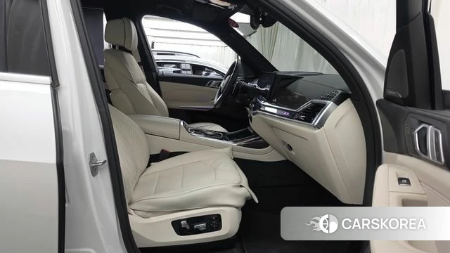 BMW X7 (G07) 2025 Белый из Кореи, фото 2