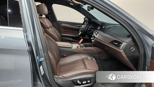 BMW 5 Series (G30) 2018 Серебристо-серый из Кореи, фото 2