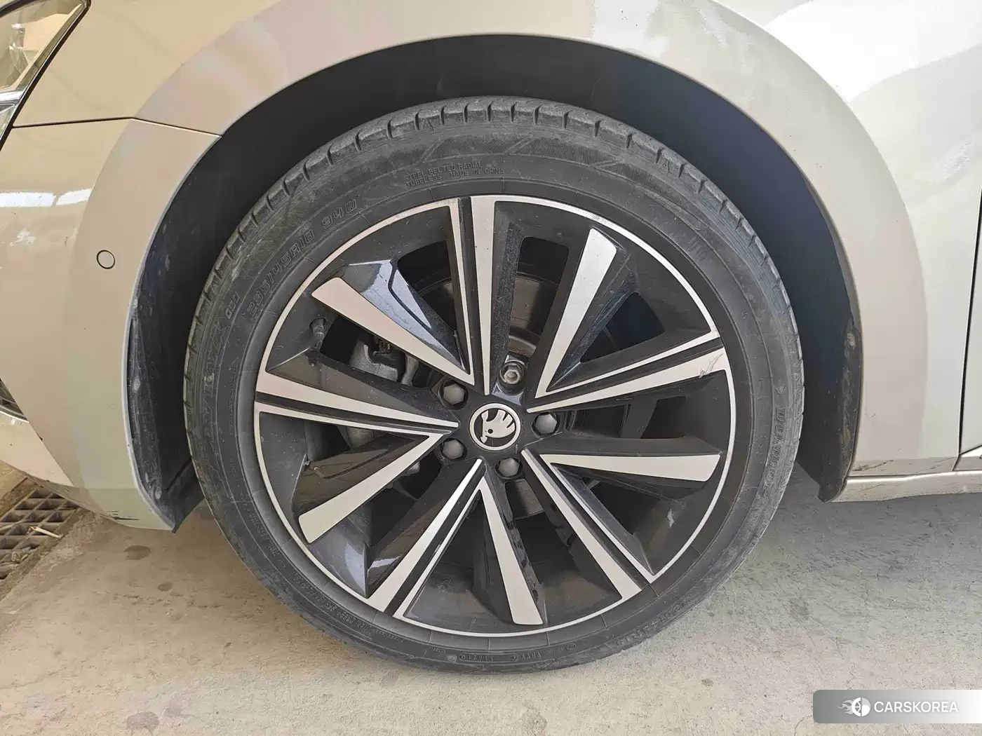 Skoda Superb 2021 Champagne/brown из Китая, фото 2